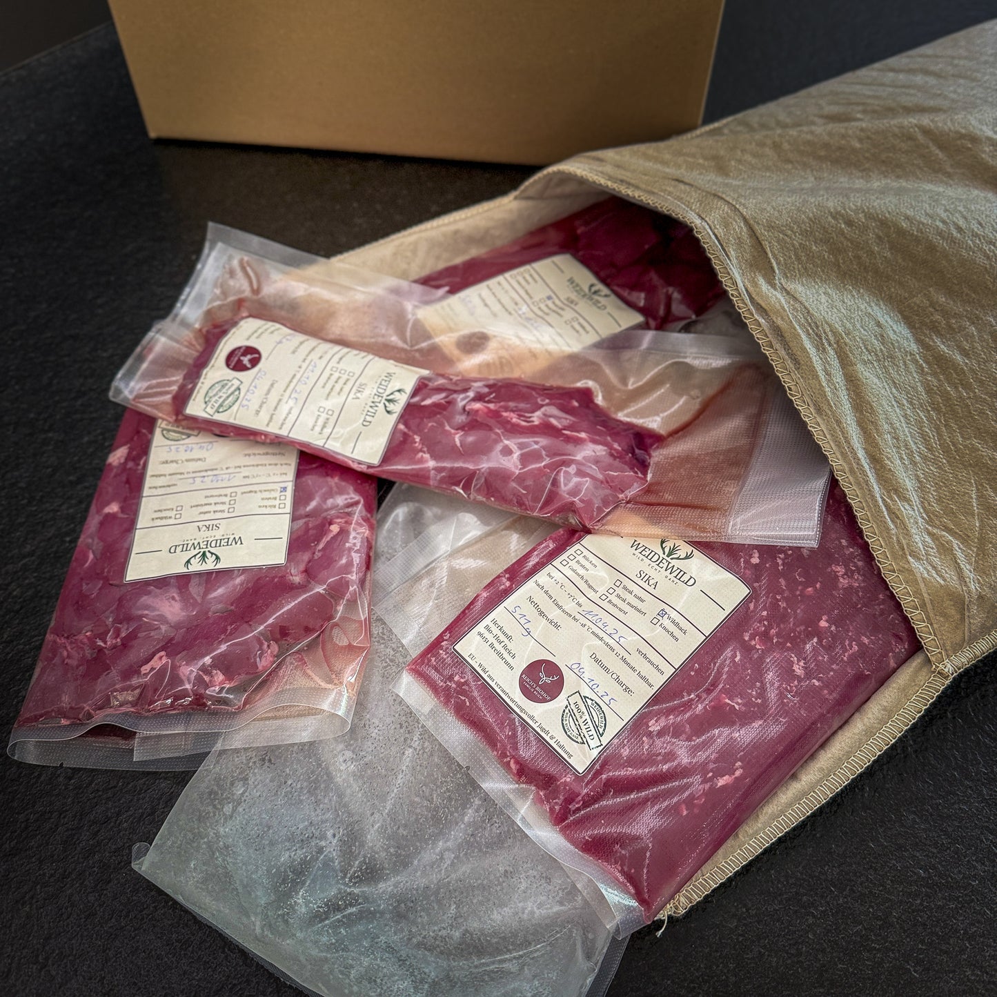 Hirschfleisch Paket naturbelassen präsentiert - Wilde Küche WEIDEWILD