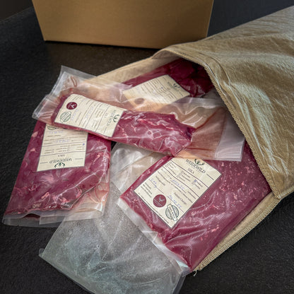Hirschfleisch Paket naturbelassen präsentiert - Wilde Küche WEIDEWILD